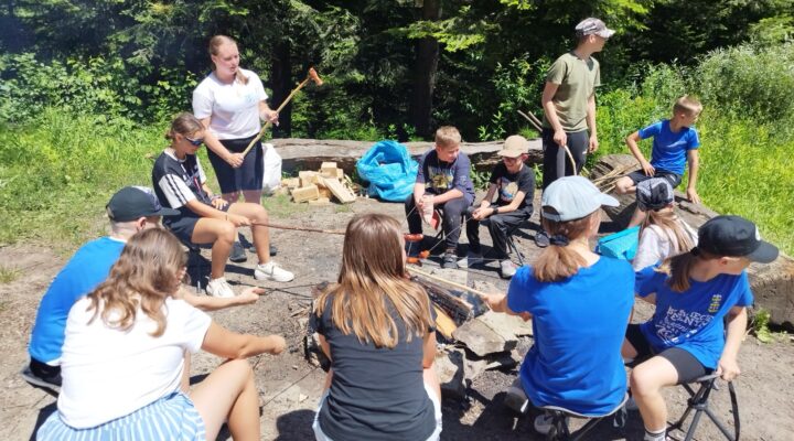 PARAFIA ŚW. HELENY, BIEG SAMARYTAŃSKI 2024, Nowy Sącz, Uczestnicy Biegu Samarytańskiego 2024 szukający wskazówek w malowniczym terenie Paściej Góry