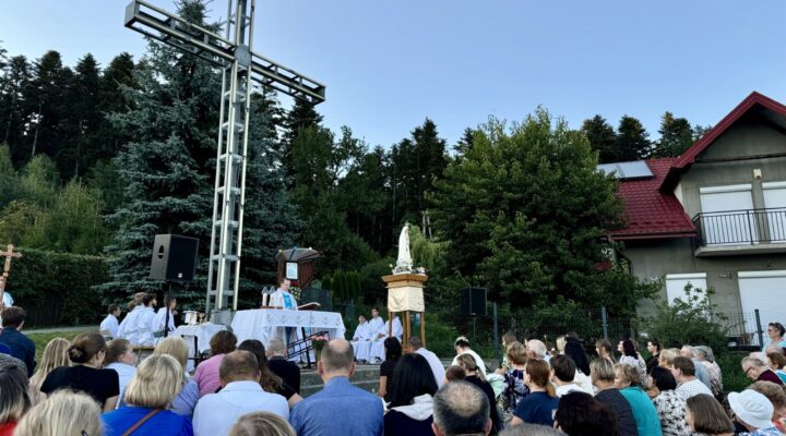 RÓŻANIEC FATIMSKI, PAŚCIA GÓRA, Parafia Św. Heleny w Nowym Sączu, pamiątka nawiedzenia cudownego obrazu Matki Bożej Częstochowskiej