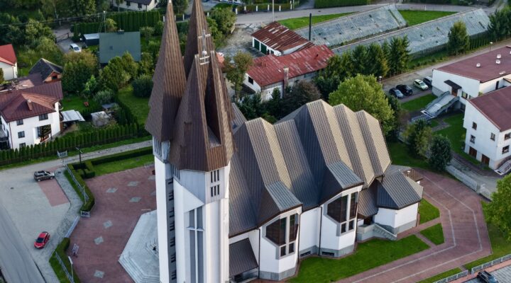 KOŚCIÓŁ PARAFIALNY, Parafia św. Heleny w Nowym Sączu, zdjęcia z drona, pawgaw.pl