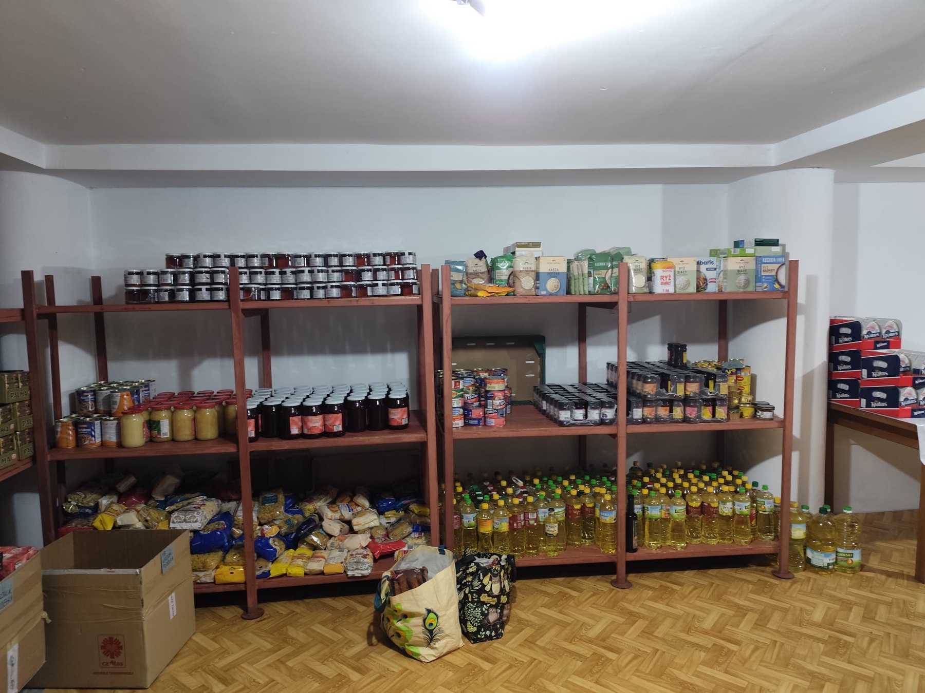 pomoc ubogim, Caritas parafialny, Wielkanoc 2026, pomoc potrzebującym, paczki świąteczne, zbiórka żywności, parafia św. Heleny Nowy Sącz, akcja charytatywna, wsparcie rodzin, wolontariat parafialny, pomoc na święta, żywność dla ubogich, działalność Caritas, pomoc społeczna parafia, inicjatywy parafialne